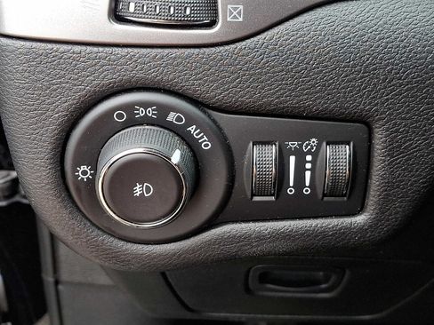 Used 2019 Jeep Cherokee Latitude Plus AWD/4WD image 26