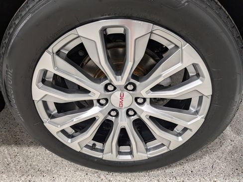 Used 2024 GMC Yukon XL Denali image 12