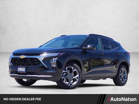 Used 2025 Chevrolet Trax LT FWD image 1