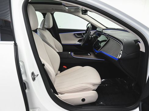 Used 2025 Mercedes-Benz E 350 4MATIC Sedan image 30