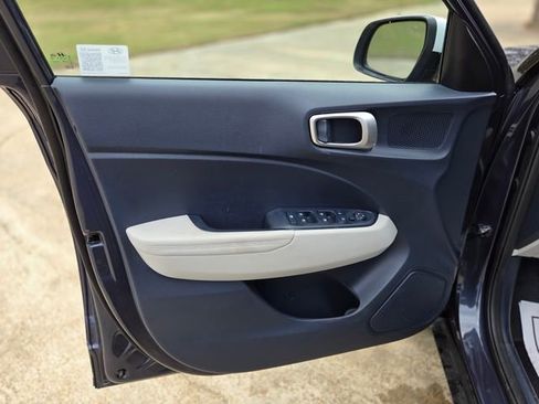 Used 2025 Hyundai Venue Limited image 21