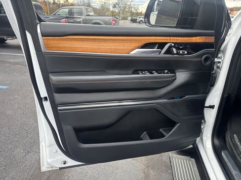 Used 2023 Jeep Grand Wagoneer L Series III image 16