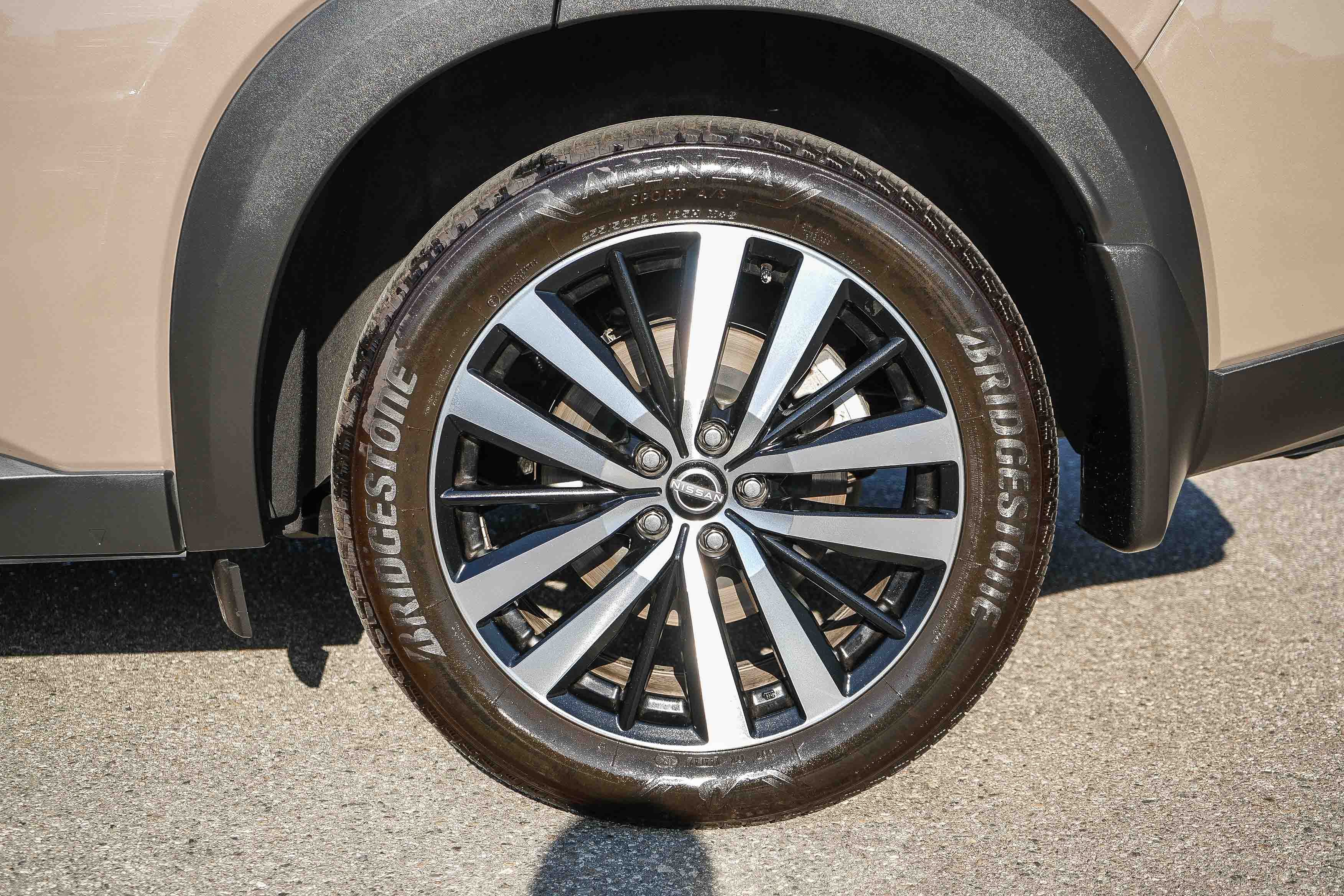 Used 2025 Nissan Pathfinder Platinum FWD image 10