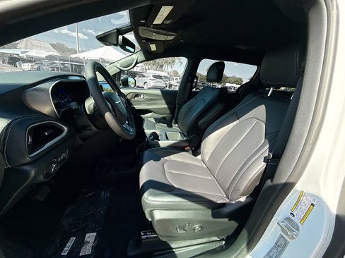 New 2026 Chrysler Pacifica Select image 22