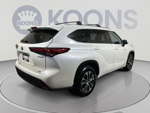 Used 2021 Toyota Highlander XLE AWD/4WD image 11