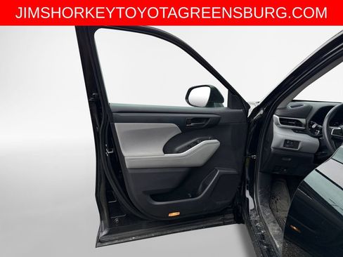 Used 2023 Toyota Highlander LE AWD/4WD image 14