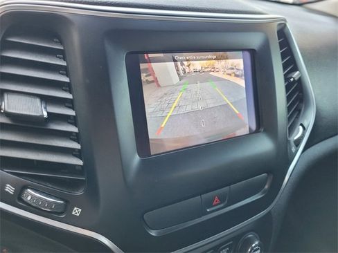 Certified 2019 Jeep Cherokee Latitude Plus w/ Comfort/Convenience Group image 33