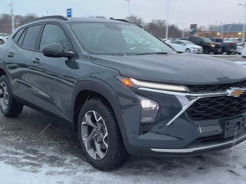 Used 2025 Chevrolet Trax LT w/ Driver Confidence Package image 8