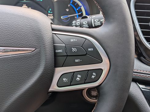 Used 2024 Chrysler Pacifica Pinnacle FWD image 28