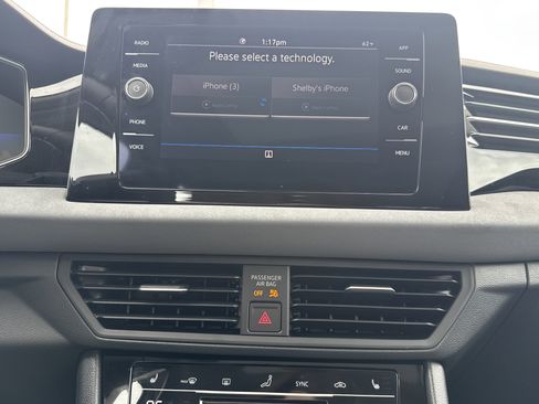 Certified 2025 Volkswagen Jetta SE w/ Sunroof Package image 12