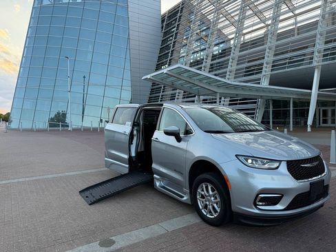 Used 2023 Chrysler Pacifica Touring-L FWD image 1