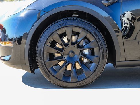 Used 2022 Tesla Model Y Long Range AWD/4WD image 10