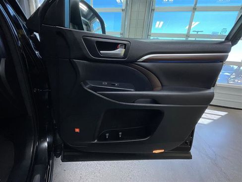 Used 2016 Toyota Highlander Limited image 29