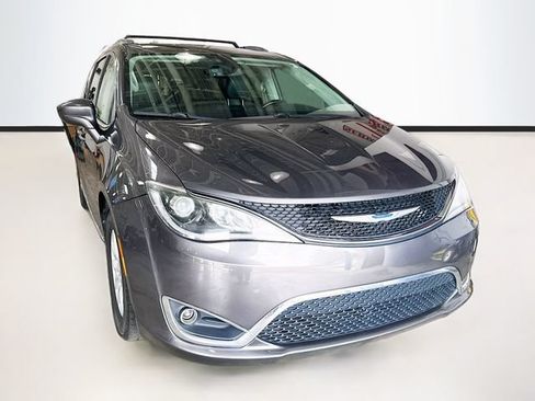 Used 2020 Chrysler Pacifica Touring-L FWD image 3