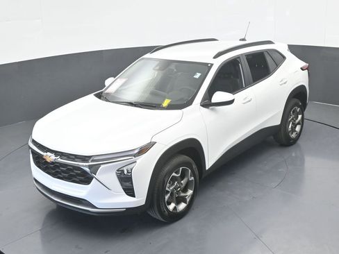 Used 2025 Chevrolet Trax LT w/ LT Convenience Package image 47