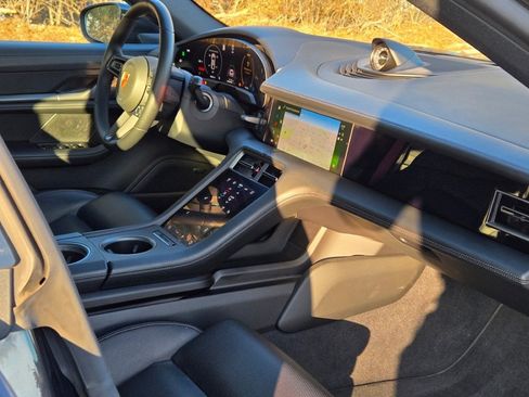 Used 2025 Porsche Taycan image 33