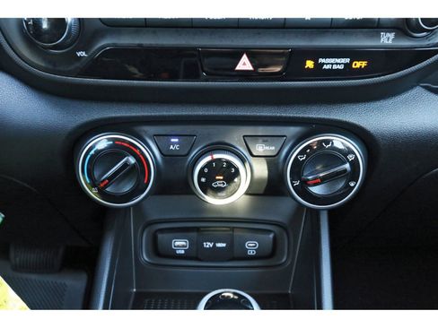 Certified 2025 Hyundai Venue SE image 25