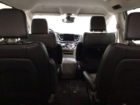 Used 2023 Chrysler Pacifica Touring-L FWD image 20