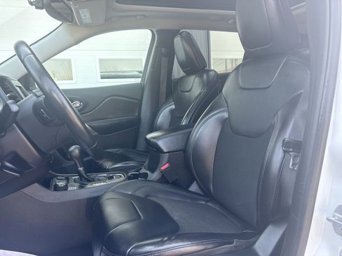 Used 2019 Jeep Cherokee Latitude Plus w/ Comfort/Convenience Group image 13