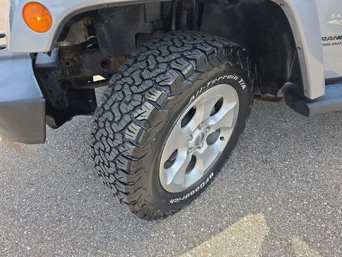Used 2013 Jeep Wrangler Unlimited Sahara w/ Dual Top Group AWD/4WD image 28