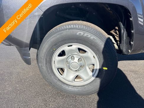 Used 2017 Toyota Tacoma SR image 9