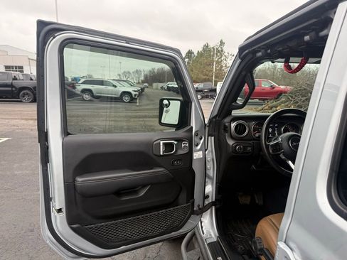 Used 2023 Jeep Gladiator Rubicon w/ Cold Weather Group image 12