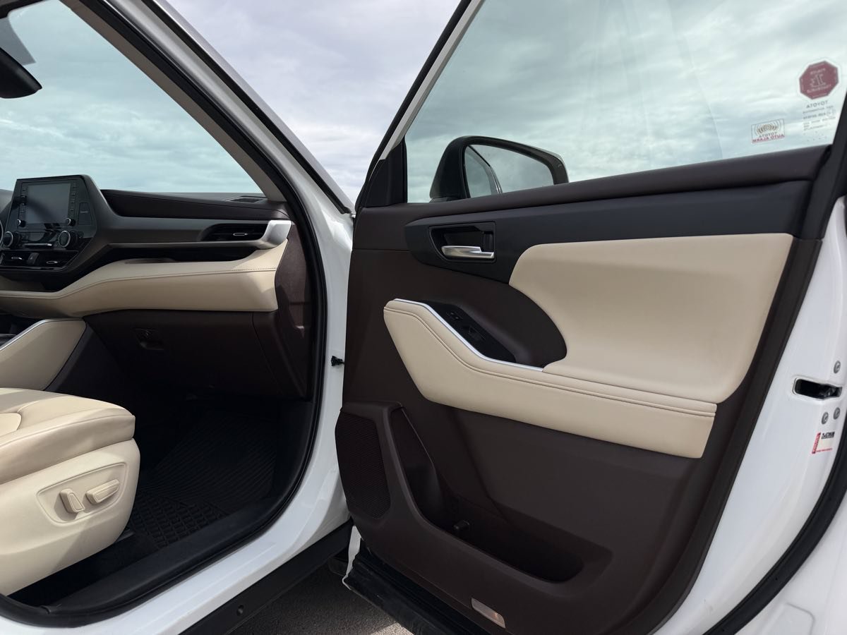 Used 2020 Toyota Highlander XLE AWD/4WD image 19