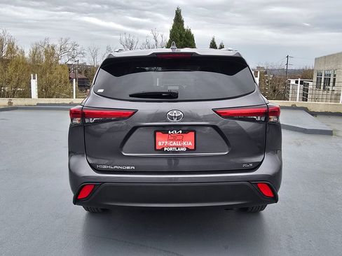 Used 2023 Toyota Highlander XLE FWD image 4