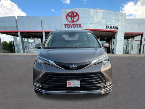 Certified 2024 Toyota Sienna XLE FWD image 6