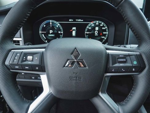 New 2025 Mitsubishi Outlander SE image 23