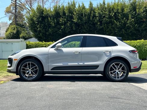 Certified 2025 Porsche Macan AWD/4WD image 2