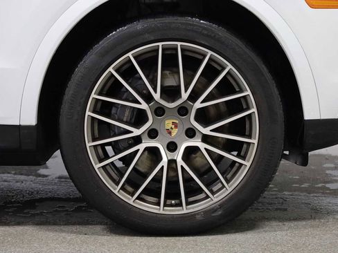 Certified 2023 Porsche Cayenne Platinum Edition image 12