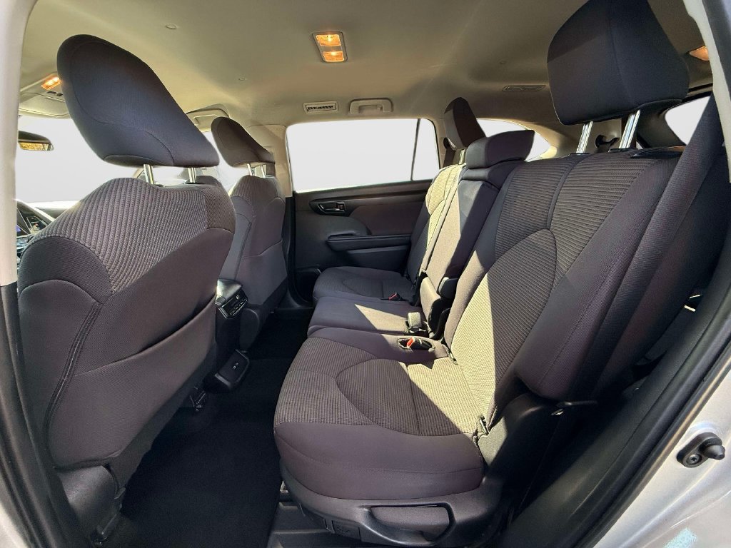 Used 2025 Toyota Highlander LE FWD image 11