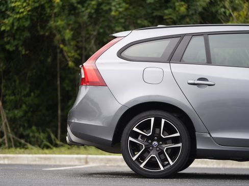 Used 2018 Volvo V60 T5 Dynamic w/ Vision Package FWD image 5