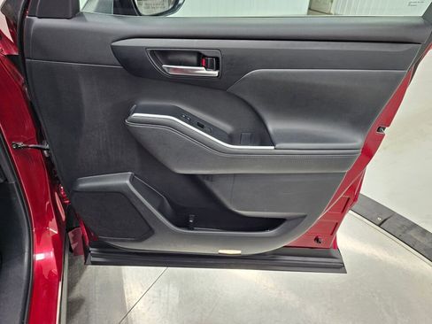 Used 2021 Toyota Highlander XLE image 32