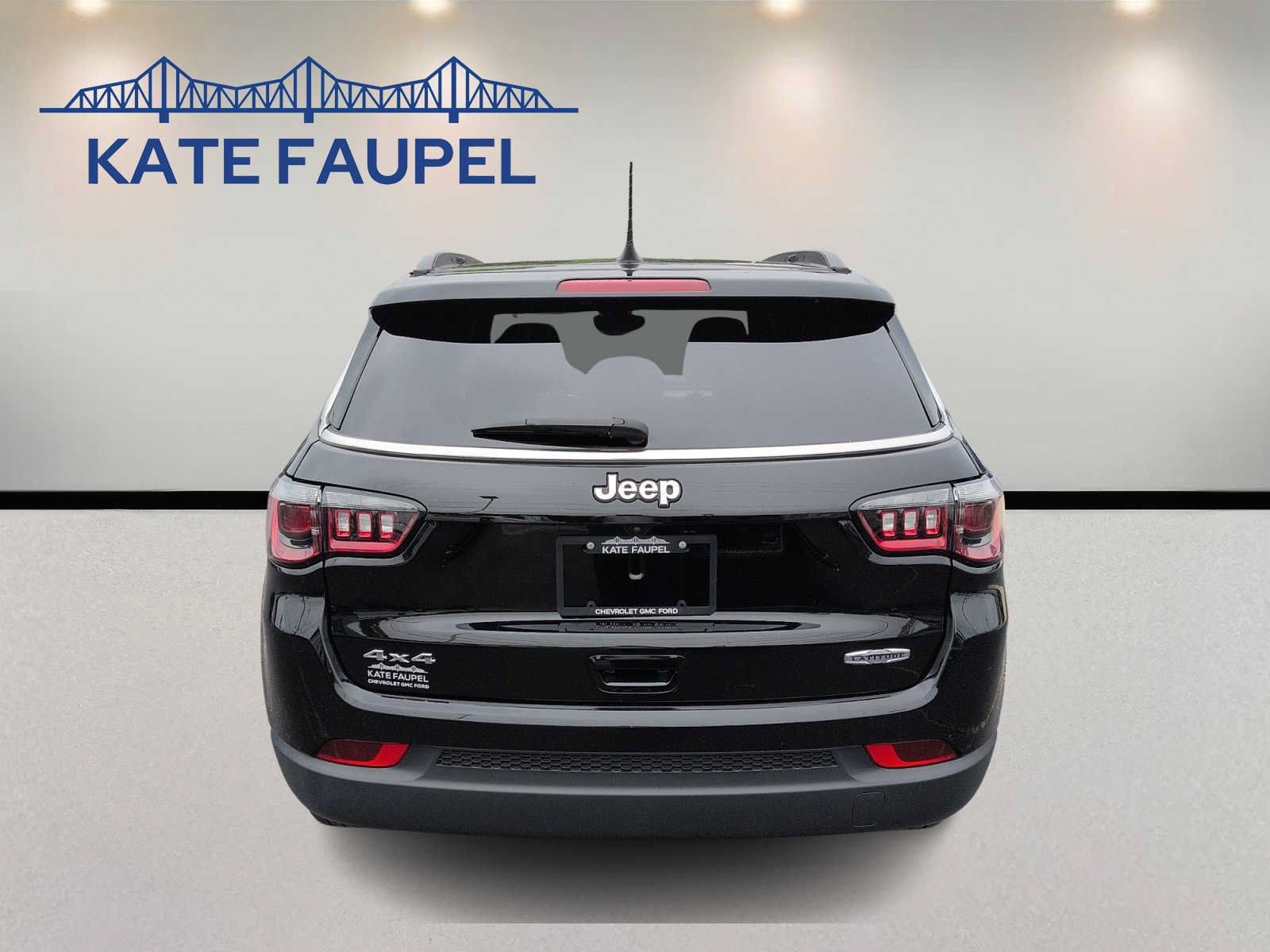 Used 2023 Jeep Compass Latitude w/ Convenience Group AWD/4WD image 6