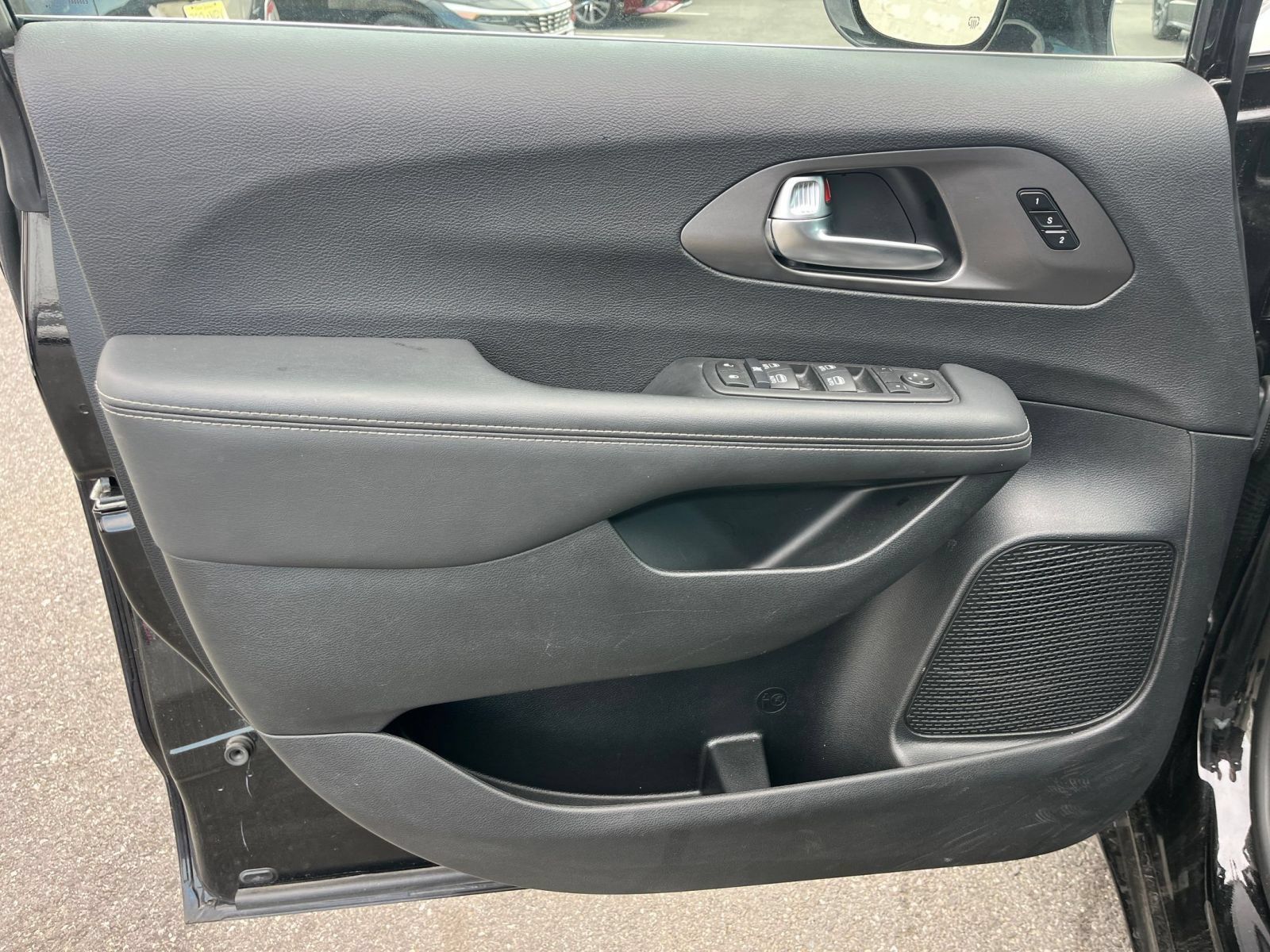 Used 2025 Chrysler Pacifica Select FWD image 18