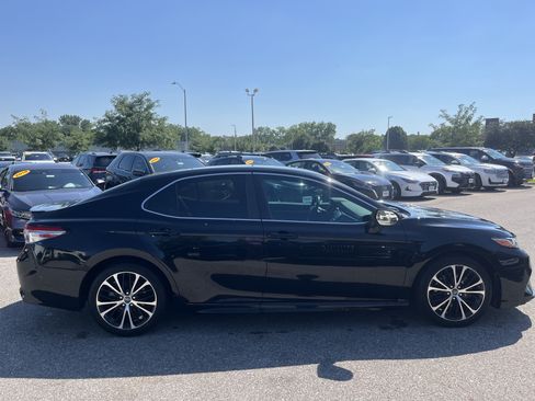 Used 2018 Toyota Camry SE FWD image 4