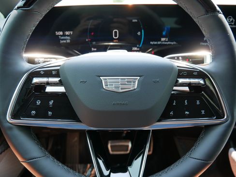 Certified 2025 Cadillac Optiq Luxury 2 w/ LPO, Floor Liner Package AWD/4WD image 23