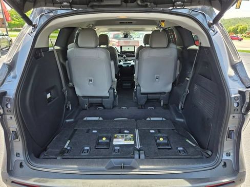 Used 2025 Toyota Sienna XLE FWD image 18