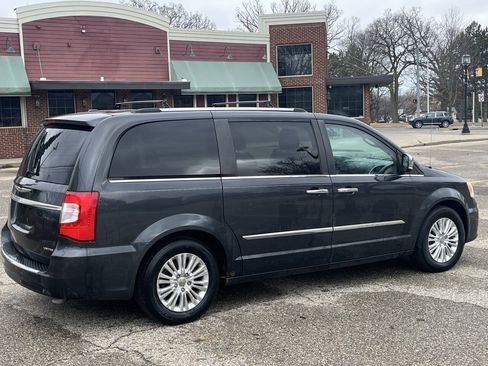 Used 2012 Chrysler Town & Country Limited w/ Luxury Group FWD image 5