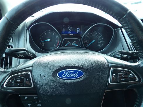Used 2016 Ford Focus SE w/ SE Cold Weather Package FWD image 12