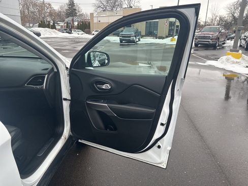 Used 2019 Jeep Cherokee Limited w/ Technology Group image 18