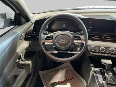 Used 2025 Hyundai Elantra SE image 15