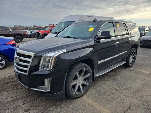 Used 2015 Cadillac Escalade Luxury image 3