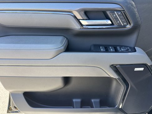 Used 2025 Chevrolet Silverado 2500 ZR2 w/ Technology Package image 14