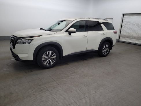 Used 2022 Nissan Pathfinder SL w/ SL Black Package AWD/4WD image 2