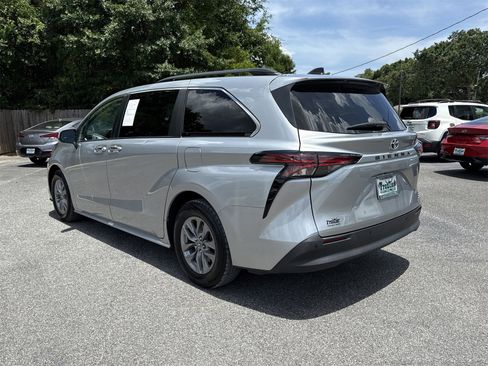 Used 2022 Toyota Sienna XLE image 3