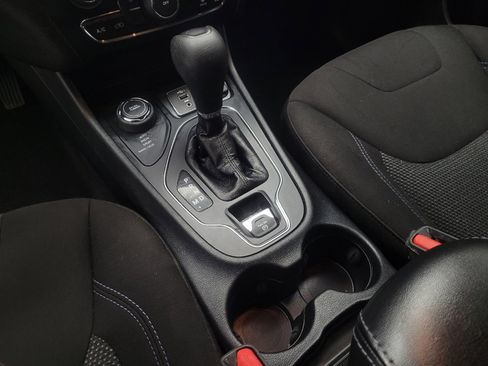 Used 2020 Jeep Cherokee Latitude AWD/4WD image 26