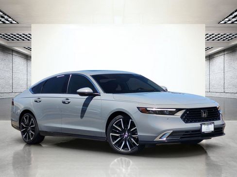 Used 2023 Honda Accord Touring image 2